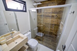Habitación triple familiar | Baño | Regadera, amenidades de baño gratuitas, toallas 