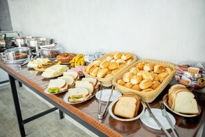 Desayuno de autoservicio incluido todos los días
