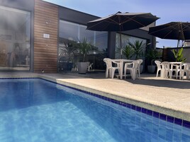 Una piscina al aire libre (de 08:00 a 22:00), tumbonas