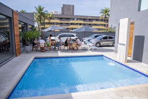 Una piscina al aire libre (de 08:00 a 22:00), tumbonas