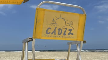 Una spiaggia nelle vicinanze, sabbia bianca, ombrelloni