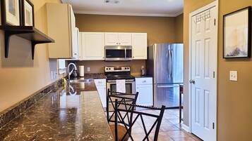 Réfrigérateur, micro-ondes, four, plaque de cuisson