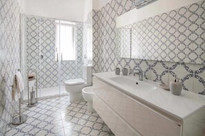 Een douche, een haardroger, een bidet