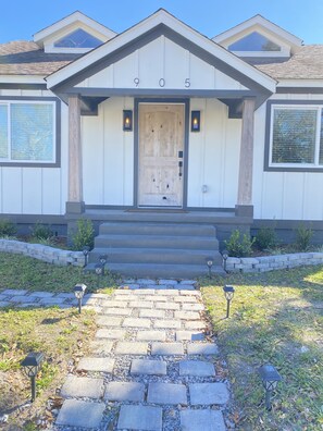 Exterior detail - Modern Cottage centrally located 1 mile from 8 casinos & beach.  (Biloxi)