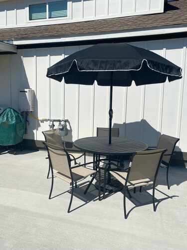 Modern Cottage centrally located 1 mile from 8 casinos & beach. 