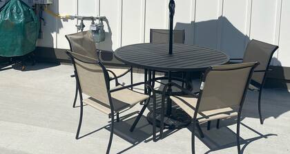 Modern Cottage centrally located 1 mile from 8 casinos & beach.