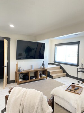 Interior - Modern Cottage centrally located 1 mile from 8 casinos & beach.  (Biloxi)