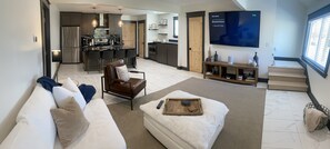 Living area - Modern Cottage centrally located 1 mile from 8 casinos & beach.  (Biloxi)