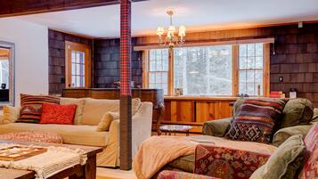 TV connectée, cheminée, table de tennis de table, livres