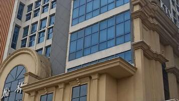 Un edificio de estilo arquitectónico clásico, con una entrada arqueada destacada y grandes ventanas.