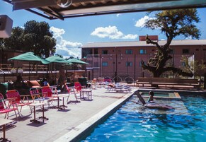 Una piscina al aire libre