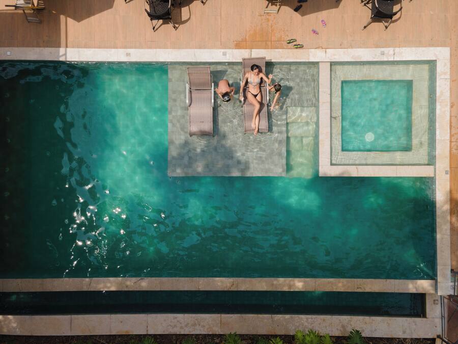 Una piscina al aire libre