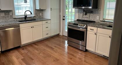 Niantic Beach House! Sleeps 8, walk to Crescent Beach!.