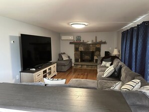Smart TV, fireplace, video games, DVD player - Niantic Beach House! Sleeps 8, walk to Crescent Beach!. (niantic)