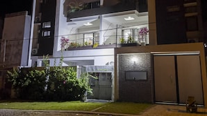A modern two-story building with a flat roof and a balcony on the upper floor. - Le Quartz - Luxury 2 Bed Room Apartments with sea view or overlooking the city (Abidjan)
