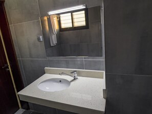 Ducha, secador de pelo, toallas y jabón