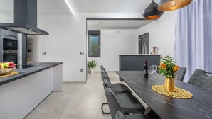 Una cocina moderna con zona de comedor.