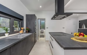 Fridge, oven, stovetop, dishwasher