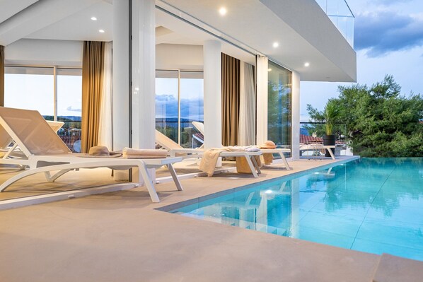 An infinity pool, a heated pool - Luxury Villa Golden Hour with Pool (Jelsa)