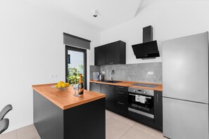 ثلاجة، فرن، موقد طهي مسطح، غسالة أطباق