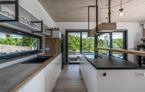 Frigorifero, forno, piano cottura, lavastoviglie