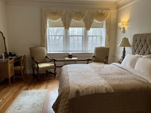 Room | Blackout drapes, iron/ironing board, free WiFi, bed sheets - Surrey-Williamson Inn (Saratoga Springs)