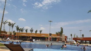 Utendørsbasseng og et oppvarmet basseng