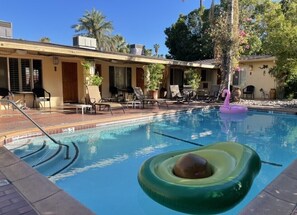 Una piscina al aire libre, una piscina climatizada