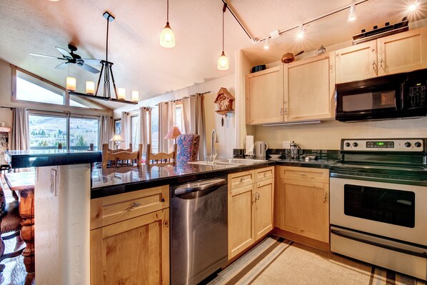 Réfrigérateur, four à micro-ondes, un four, surface de cuisson