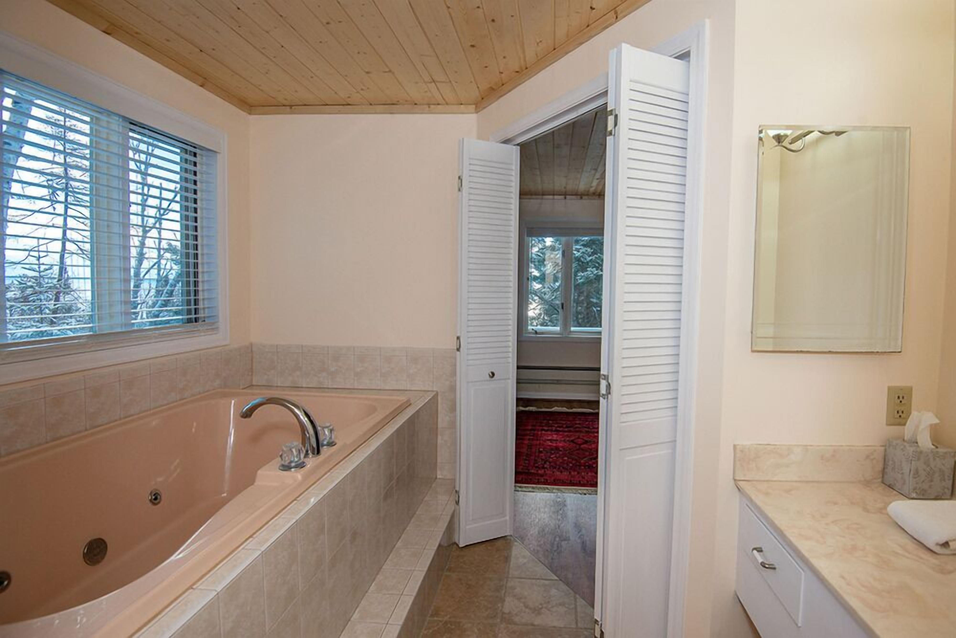 Ein Badezimmer mit Badewanne, Dusche, Toilette und Waschbecken.