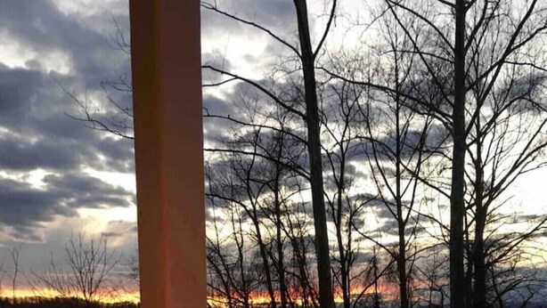 A fire pit on a balcony with a view of trees and a sunset. - A beautiful Sunset Cottage. Amazing Mountain View’s and Sunsets. (Hendersonville)