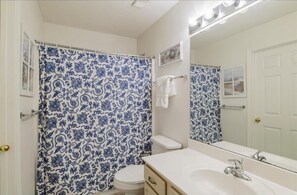 Ensemble douche/baignoire, sèche-cheveux, serviettes fournies, savon