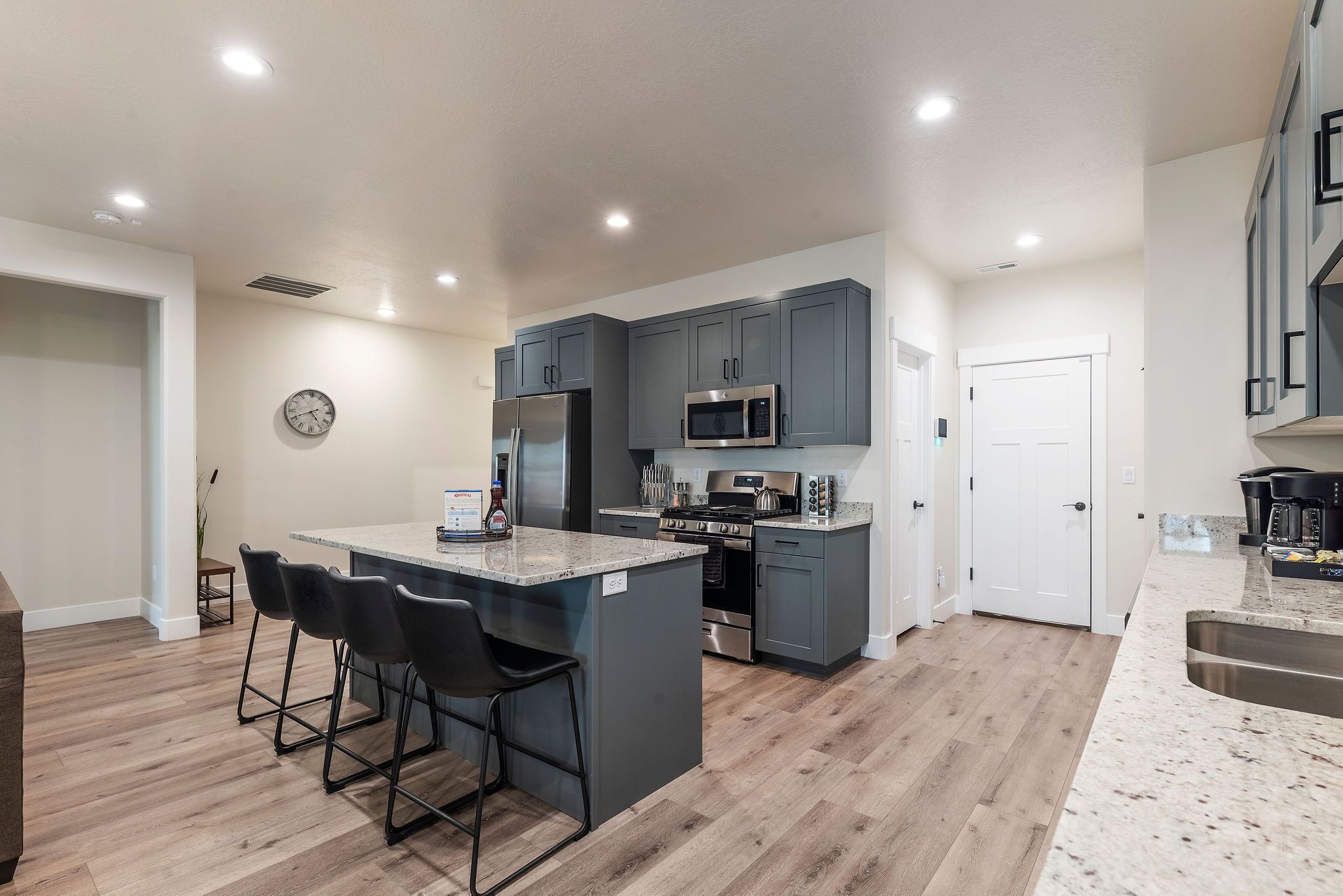 Geladeira, micro-ondas, fogão, cooktop