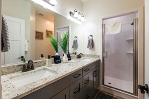 Bañera con ducha, secador de pelo, toallas, jabón