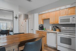 Fridge, microwave, oven, stovetop - Awesome Studio Condo - Sunset Harbor Palms (Navarre)