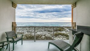 Un balcón con vista a la playa y al océano.