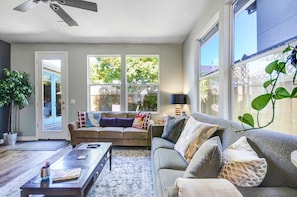 Fernseher, Kamin, DVD-Player