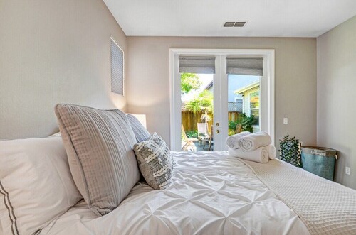 Charming Wine Country Getaway: Cozy Hot Tub, BBQ, & Mini Golf Fun