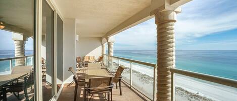 تناول الطعام بالخارج