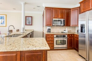 Microwave, dishwasher, coffee/tea maker, toaster - BC-1602 Beach Club 3B Gulf Front w/Dly Beach Chair Set! (Pensacola Beach)