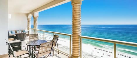Ein Balkon mit Blick auf den Strand und das Meer.