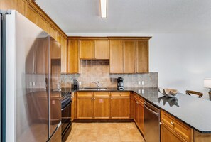 Fridge, microwave, dishwasher, coffee/tea maker - BC 204B 1B Gulf Front - Daily Beach Chair Set! (Pensacola Beach)