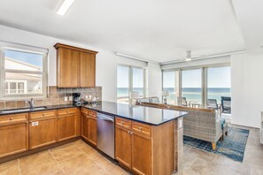 Refrigerador, microondas, lavavajillas y cafetera y tetera 