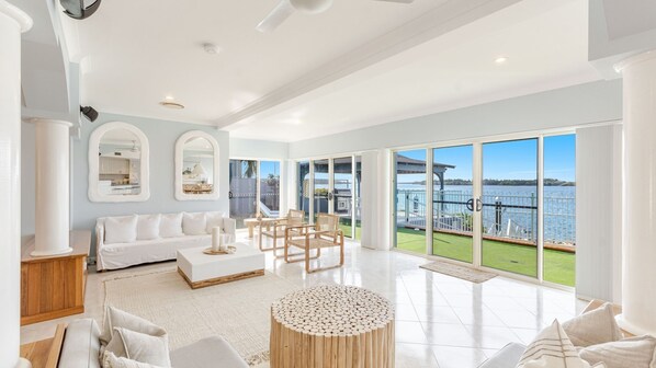 TV - Salty Dayz | Designer Waterfront (Yamba)