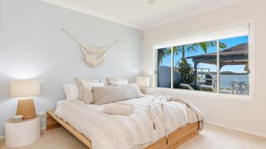 4 bedrooms, Internet, bed sheets - Salty Dayz | Designer Waterfront (Yamba)