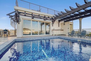 Unclassified image, 4 of 53, button