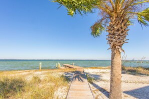 Una spiaggia nelle vicinanze
