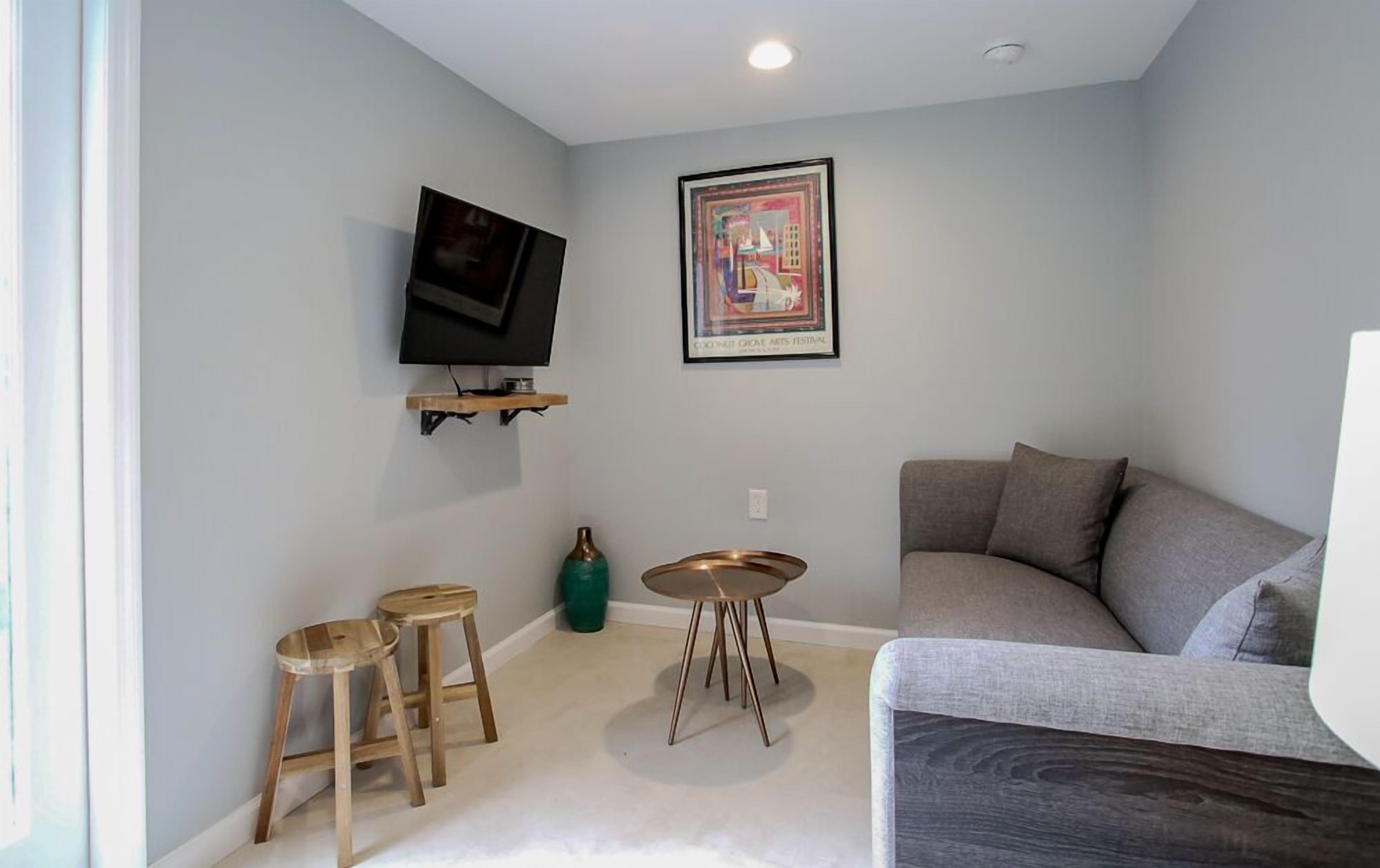 Tiny Cottage, Live with Pets in Central Savannah