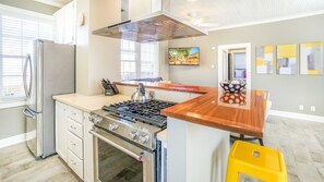 Microwave, dishwasher, coffee/tea maker, cookware/dishes/utensils