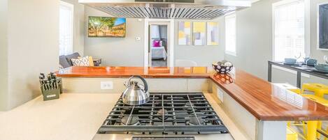 Mikrowelle, Geschirrspüler, Wasserkocher mit Kaffee-/Teezubehör